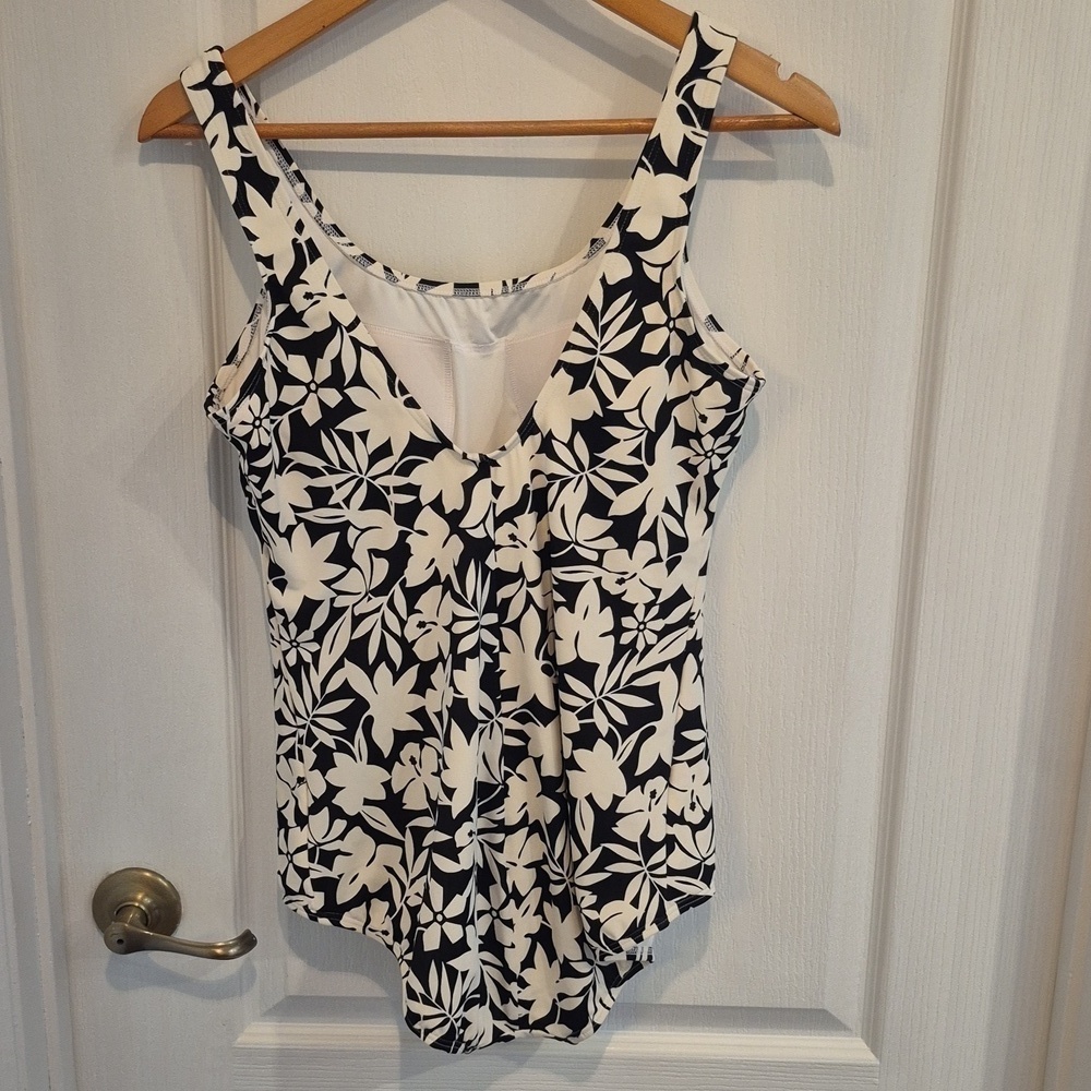 Lands End low leg tugless one piece Women's Swimsuit Black Havana Floral - Picture 4 of 7
